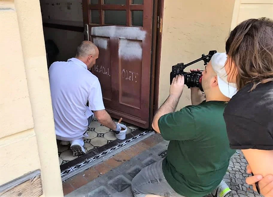 Preiswert Spurlos Schnell Partielle Beseitigung von Graffiti auf einer Eingangstür