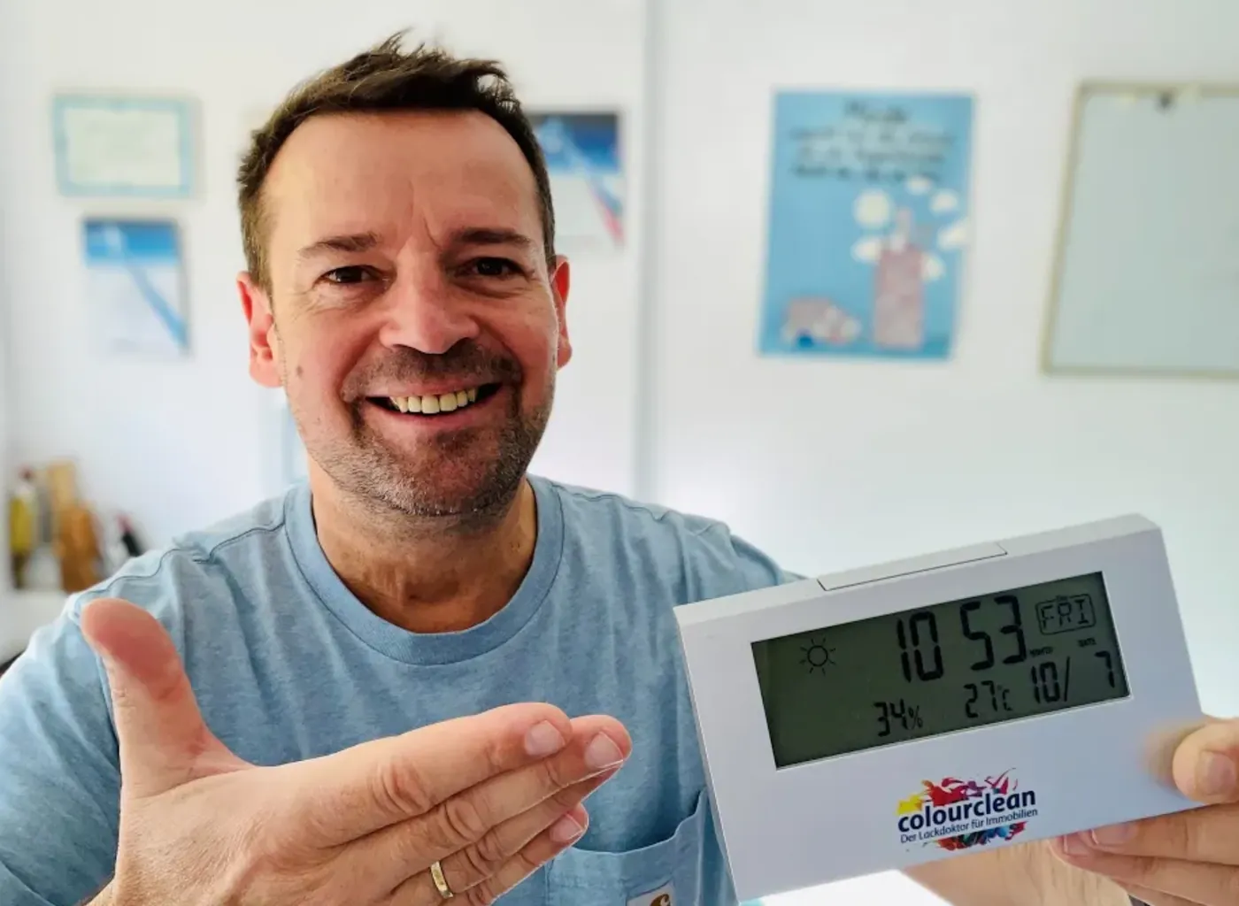 Holm Draber zeigt ein Thermo-Hygrometer von Colour Clean mit Temperatur und Luftfeuchtigkeit