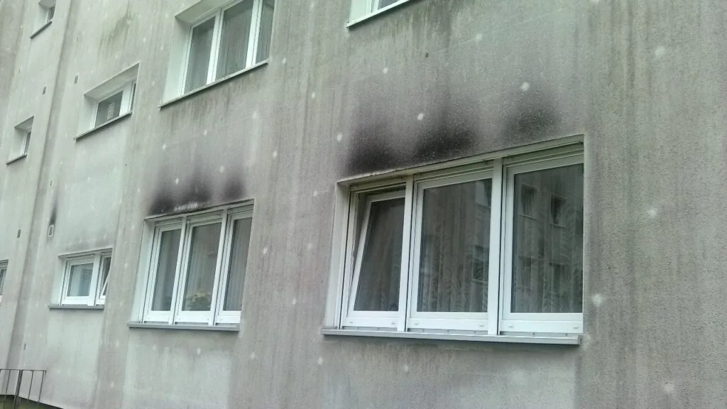 Schwarze Fassade