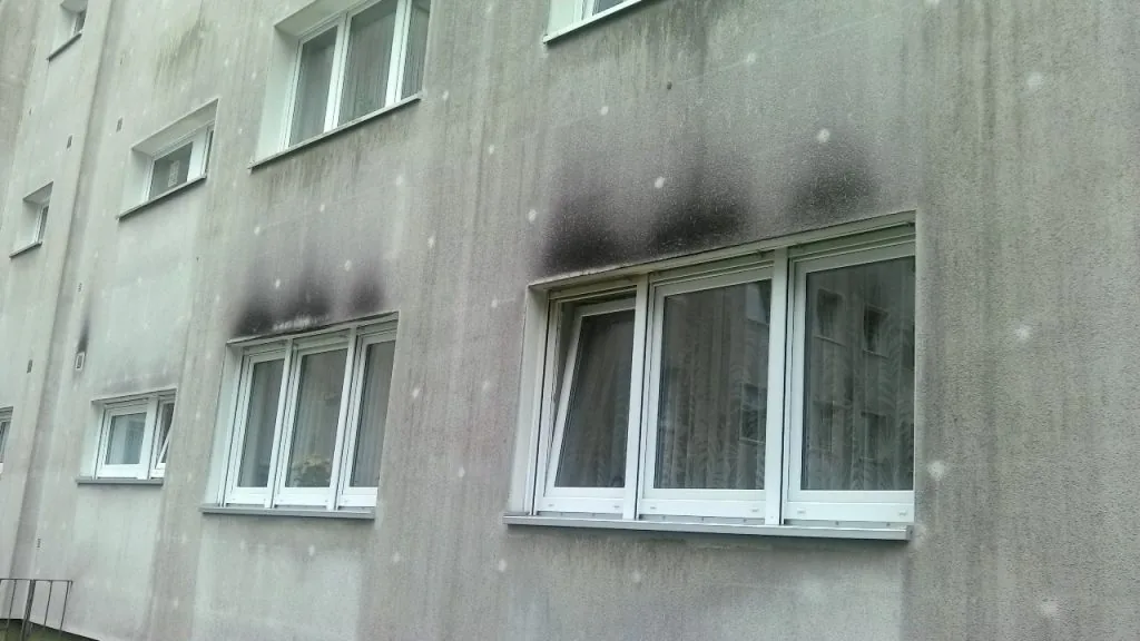 Schwarze flecken ueber fenster
