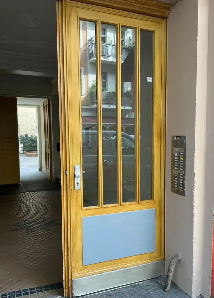 Derselbe Hauseingang nach der Reinigung