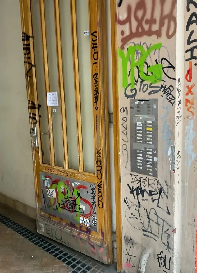 Hauseingang mit Holzrahmen und massivem Tagging, vorher