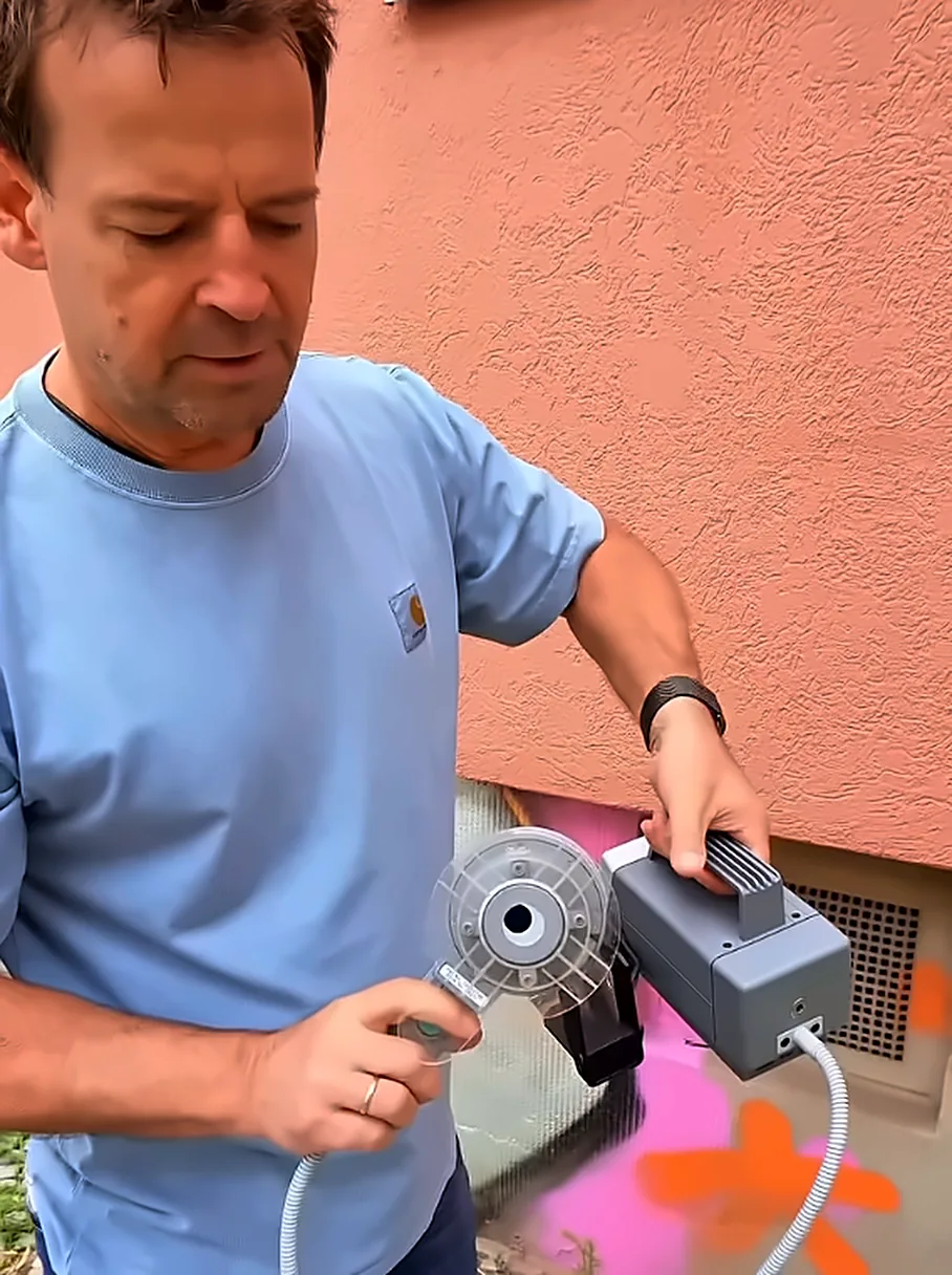 Holm Draber mit dem mobilen Farbmessgerät vor einer Hausfassade in Berlin