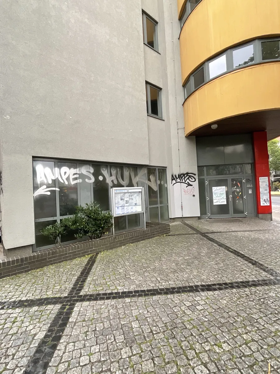 Beispielfoto aus Abstand: Hauswand mit Tags neben dem Eingang