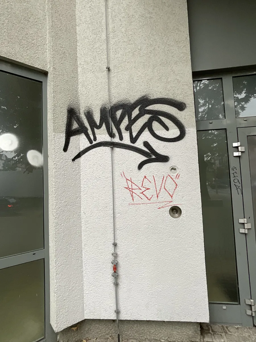 Beispielfoto im Detail: Tag an der Hauswand aus der Nähe