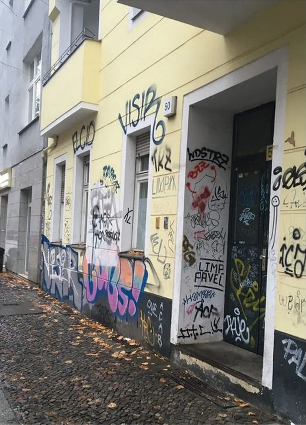 Hausfassade mit Graffiti – vorher