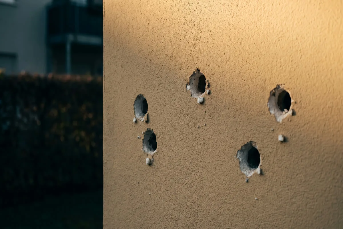 Spechtlöcher in einer wärmegedämmten Fassade
